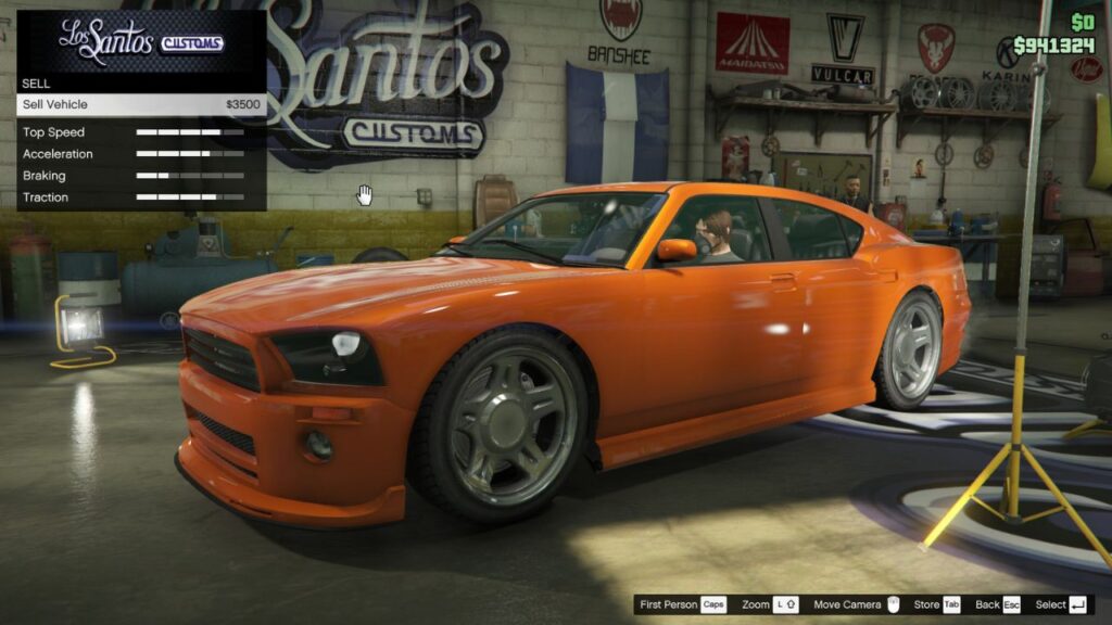 Der Spieler verkauft gestohlene Autos in Los Santos Customs, um Geld zu verdienen.