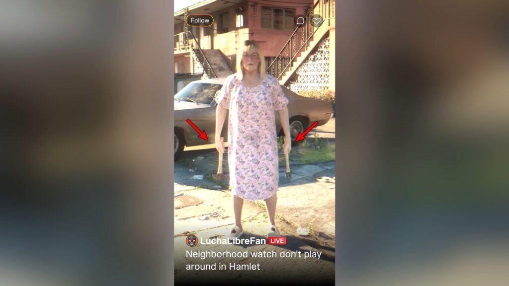 Die Frau hält 2 Hämmer auf dem Anhänger