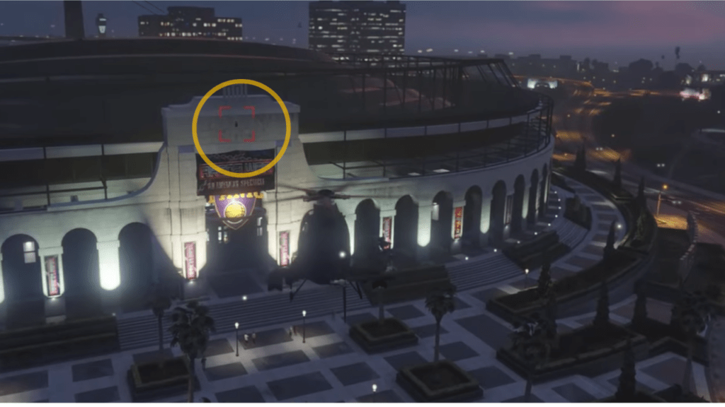 Die Maze Bank Arena mit dem Signal Jammer, auf den eine Zielsuchrakete gerichtet ist.