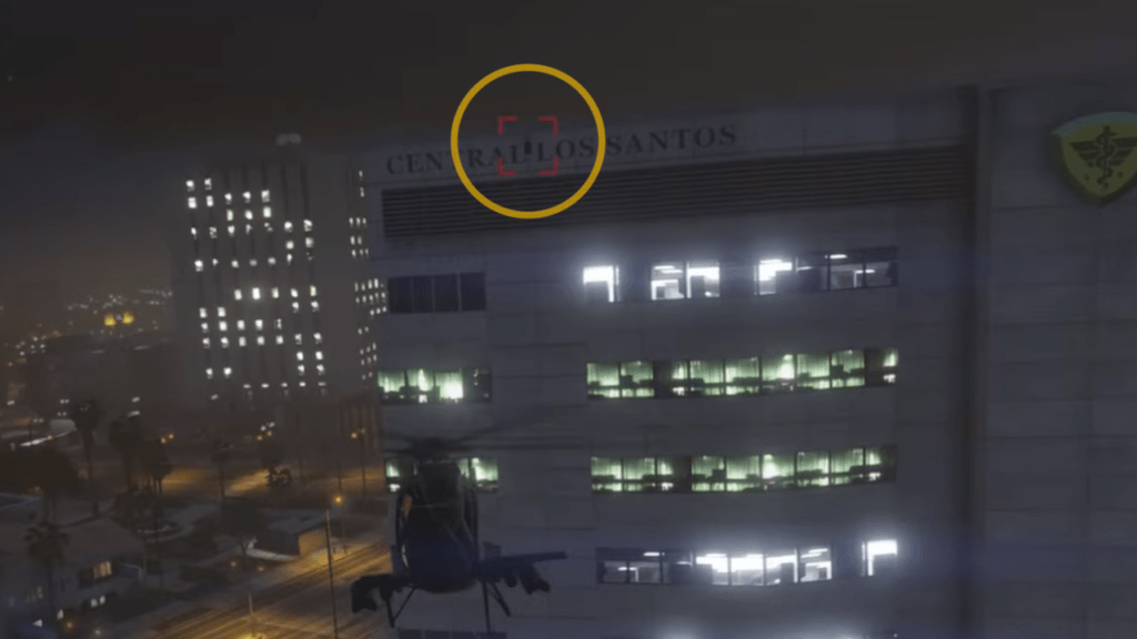 Der Signalstörer, der am Gebäude des Central Los Santos Medical Center angebracht ist, das von der Zielsuchrakete des Buzzards getroffen wurde.