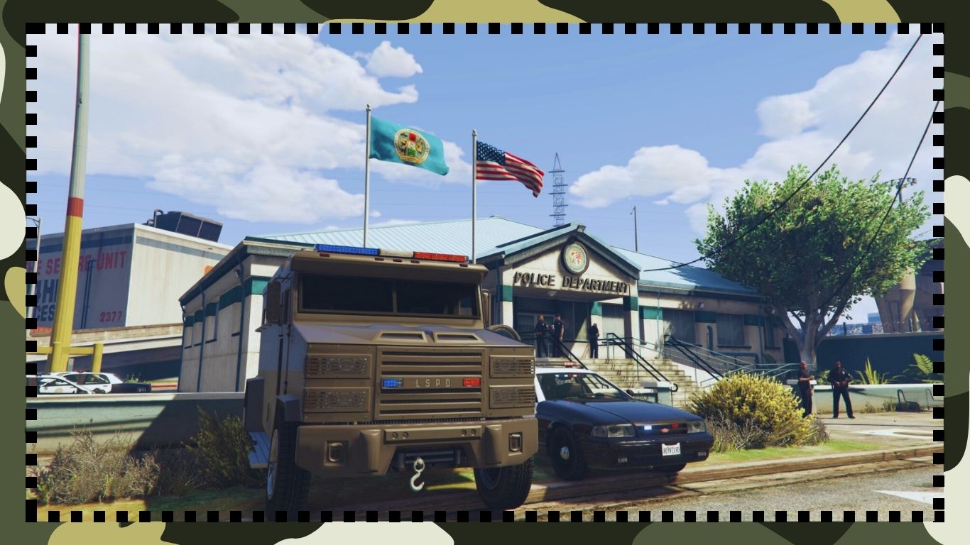 Der Polizeiwagen Riot und der Stanier LE Cruiser vor der Mission Row Police Station in GTA Online.
