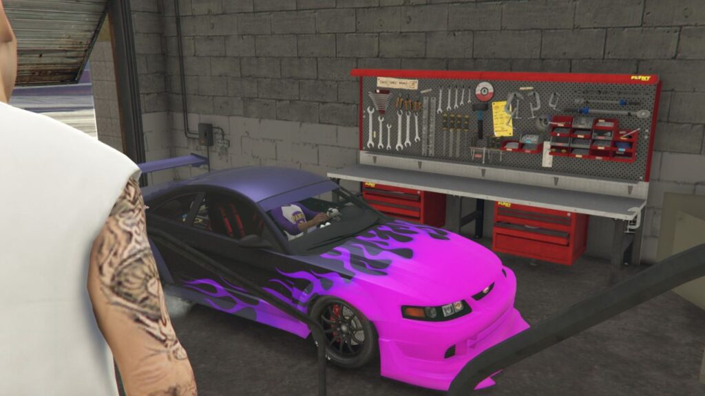 Der GTA Online Protagonist fährt den Vapid Dominator ASP in Haos Garage.