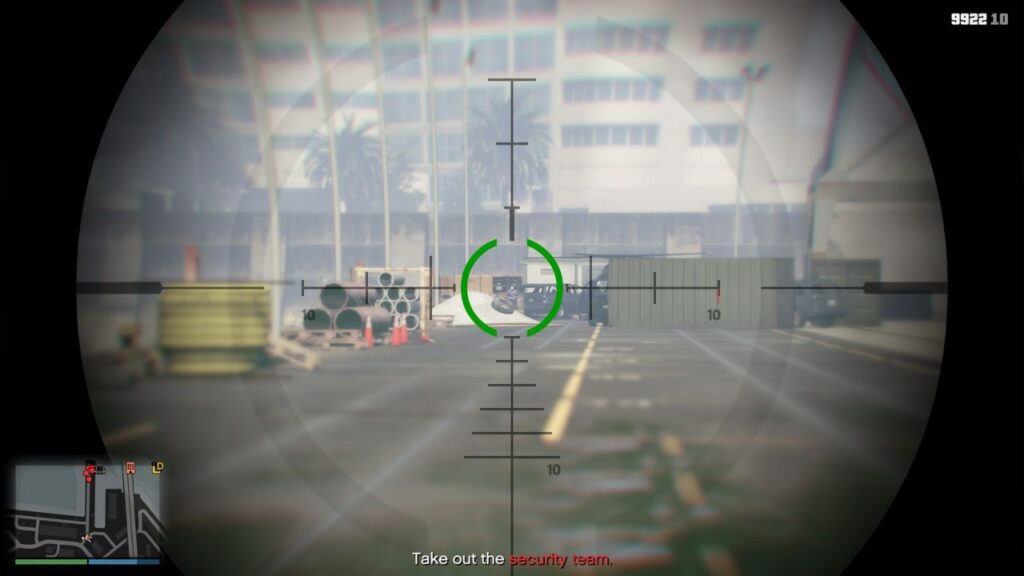 Im Zielfernrohr eines Scharfschützengewehrs, das auf die Merryweather-Mitarbeiter in GTA Online zielt.