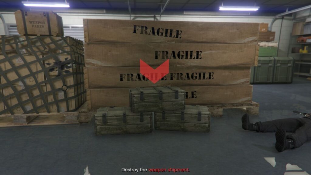 Der Waffentransport in einem Lagerhaus in GTA Online mit zerbrechlichen Kisten in der Nähe.