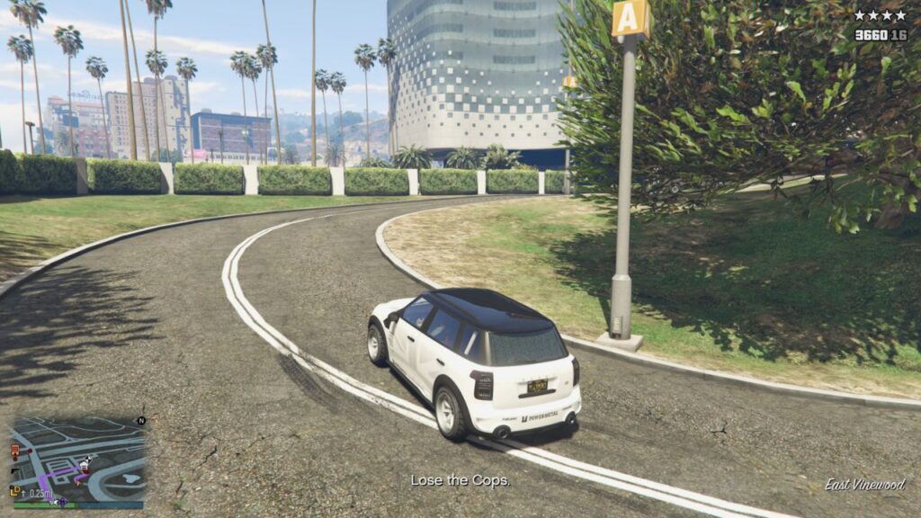 Der GTA Online Protagonist vor dem Diamond Casino & Resort auf der Flucht vor der Polizeiverfolgung mit dem Zielfahrzeug.