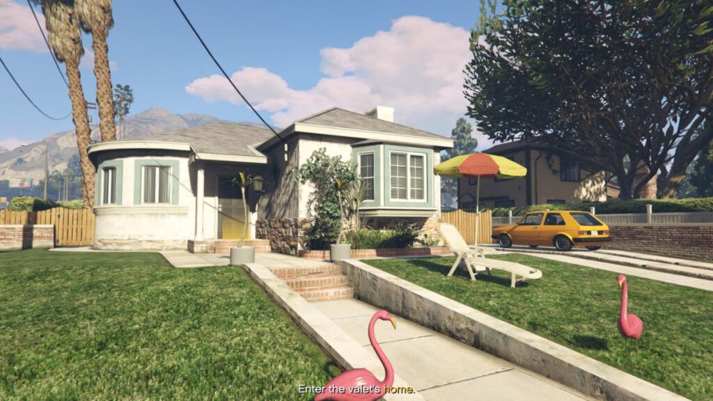 Ein modernes Haus mit zwei Flamingos und einem gelben BF Club Auto an einem sonnigen Tag.