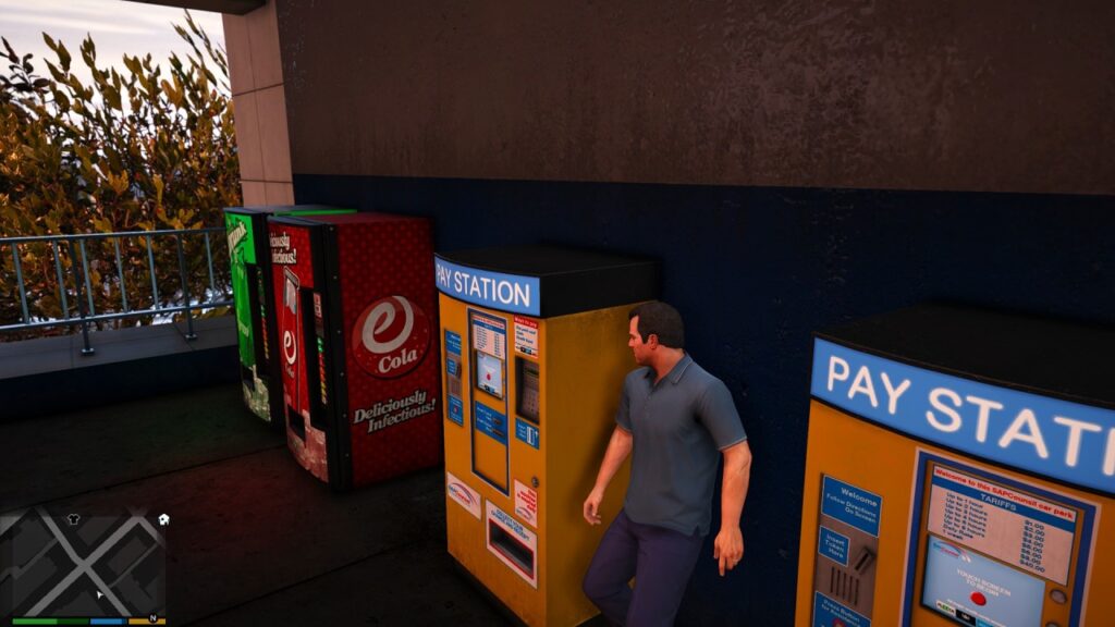 Michael versteckt sich hinter dem Spielautomaten