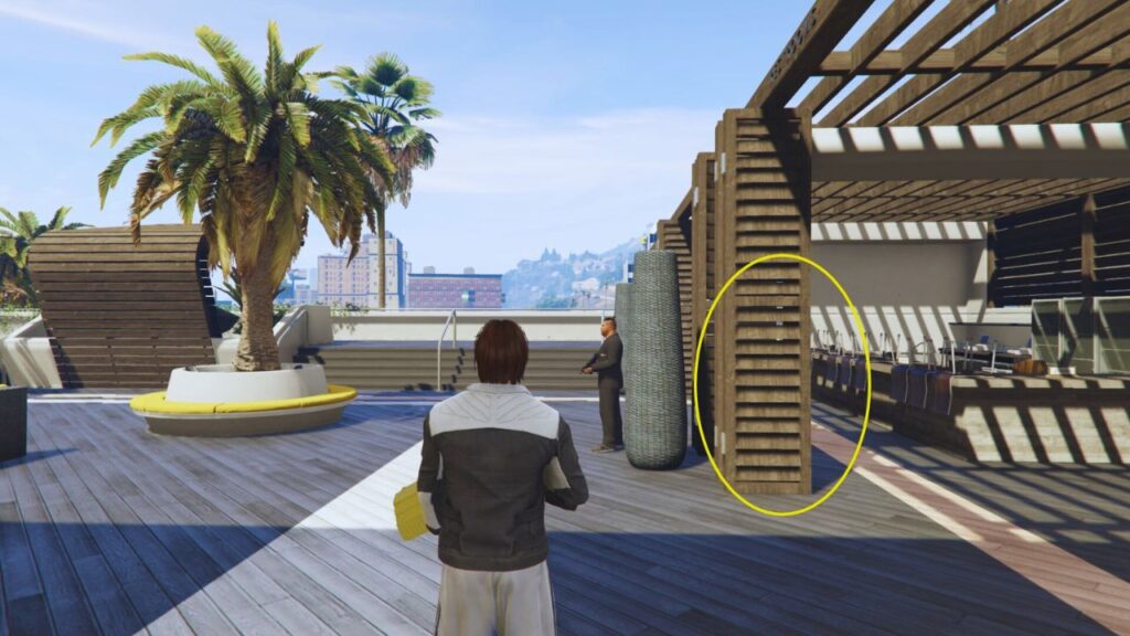 Der GTA Online Protagonist auf der Terrasse des Diamond Casino & Camp; Resort mit Vincent während Ungleiche Chancen.