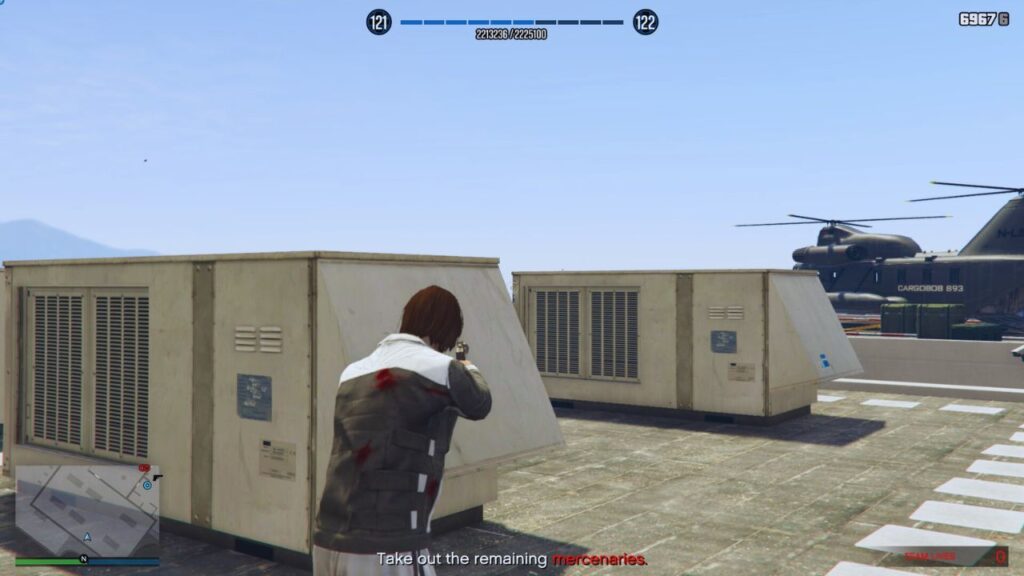 Der GTA Online Protagonist, der das professionelle Mitglied in einer Ballistikausrüstung angreift.
