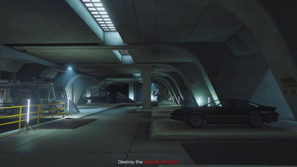 Der GTA Online Protagonist unter dem Keller eines Lagerhauses.