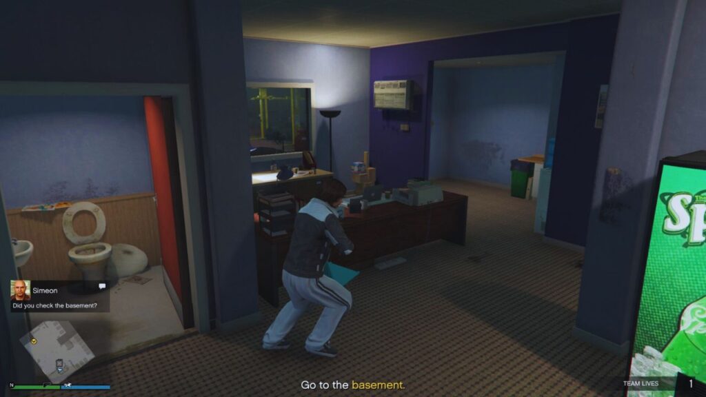 Der Spieler rennt, während er sich in der persönlichen Unterkunft in einem Fahrzeuglager in GTA Online befindet.