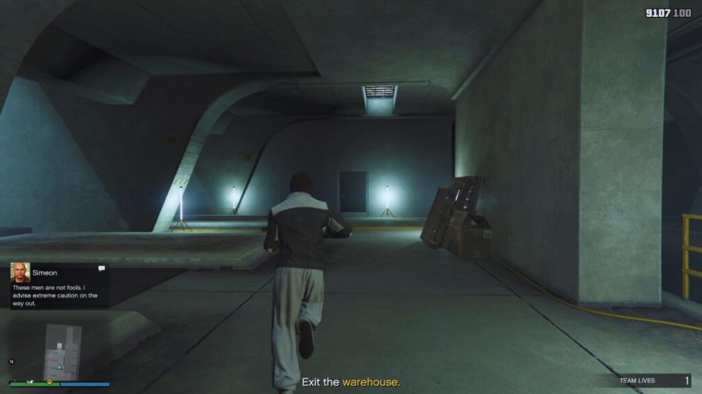 Der GTA Online Protagonist auf dem Weg zu den Kellerleitern.