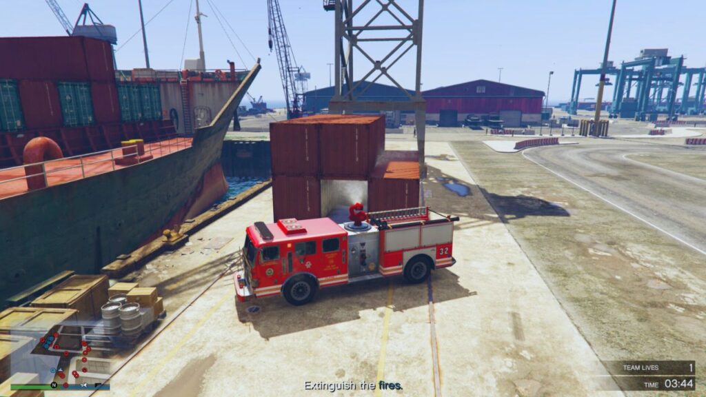 Der GTA Online Protagonist benutzt das Feuerwehrauto, um Autobrände zu löschen.