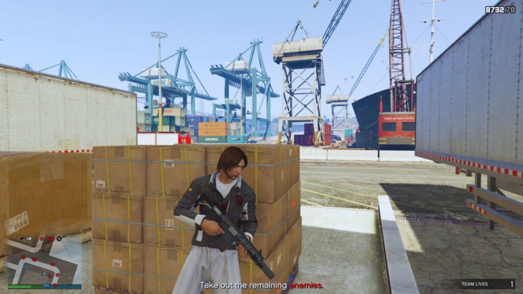 Der GTA Online Protagonist geht in einer riesigen Kiste im Terminal in Deckung.
