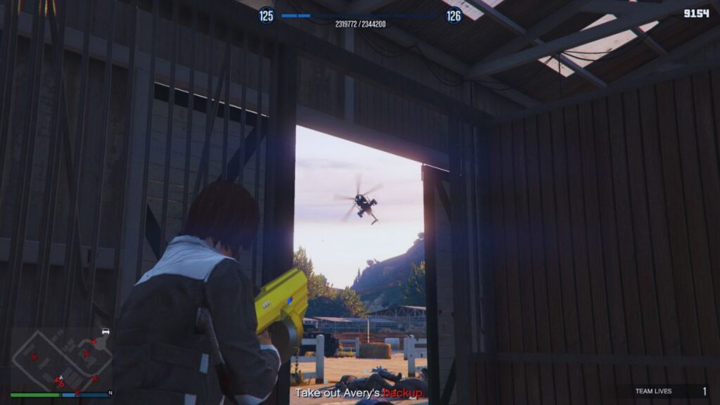 Der GTA Online Protagonist, der den Buzzard Angriffshubschrauber mit dem Unheiligen Höllenbringer innerhalb eines kleinen Gebäudes angreift.