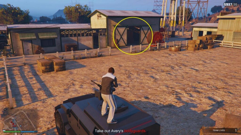 The GTA Online Protagonist pointing to the secret hideout for taking heavy fire against the Duggan bodyguards,