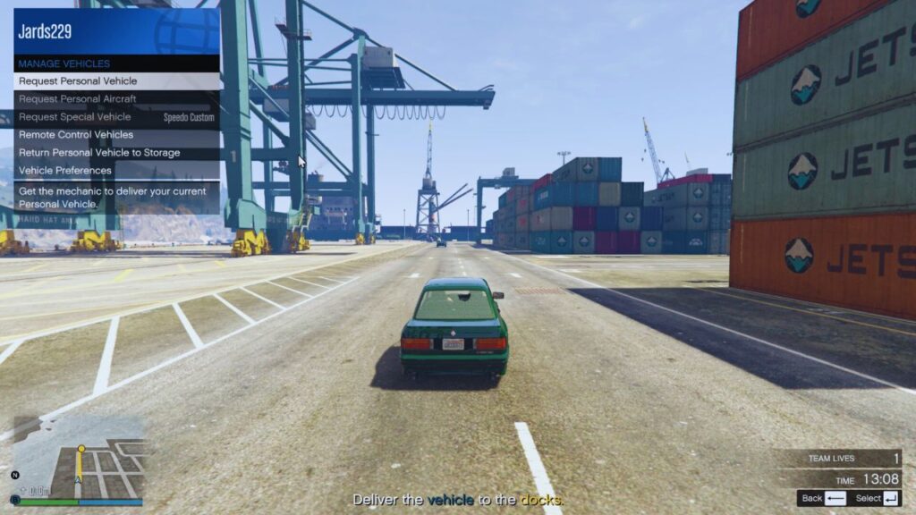 Der GTA Online Protagonist fährt den Ubermacht Sentinel, während er ein persönliches Fahrzeug in den Docks (Terminal) anfordert.