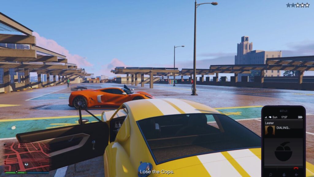 Der GTA Online Protagonist ruft Lester an, während er ein Auto fährt.