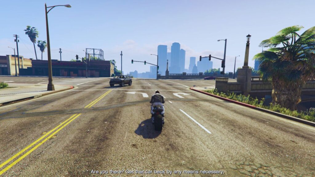 The GTA Online Protagonist using a motorbike in Los Santos.