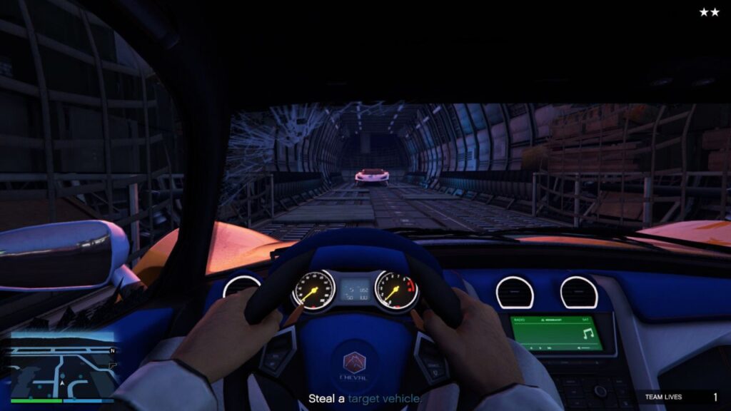 Das Zielfahrzeug aus der Sicht des GTA Online Protagonisten während der Simeonomie Premium Deluxe Repo Work.