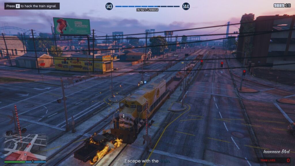 Hier siehst du den GTA Online Protagonisten, wie er den Zug während der Einrichtung bedient: Breaking and Entering.