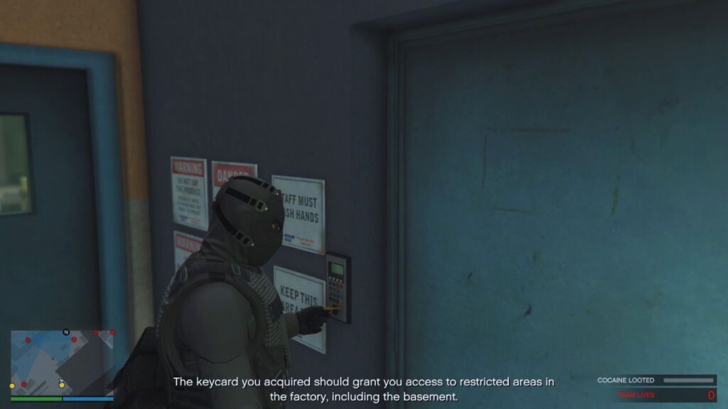 Hier bist du, der GTA Online Protagonist, während du den Schlüsselkartencode eingibst, um das Finale Cluckin'-Bell-Überfall zu erreichen.