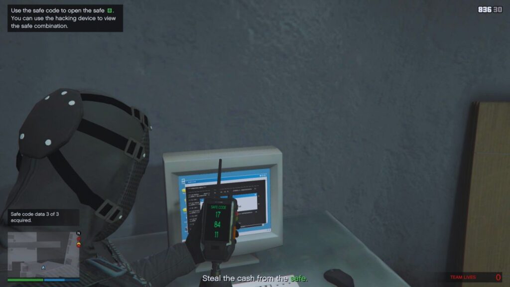Hier siehst du den GTA Online Protagonisten, wie er den Code für den Büro-Safe während des Überfalls auf die Cluckin' Bell Farm herausfindet.